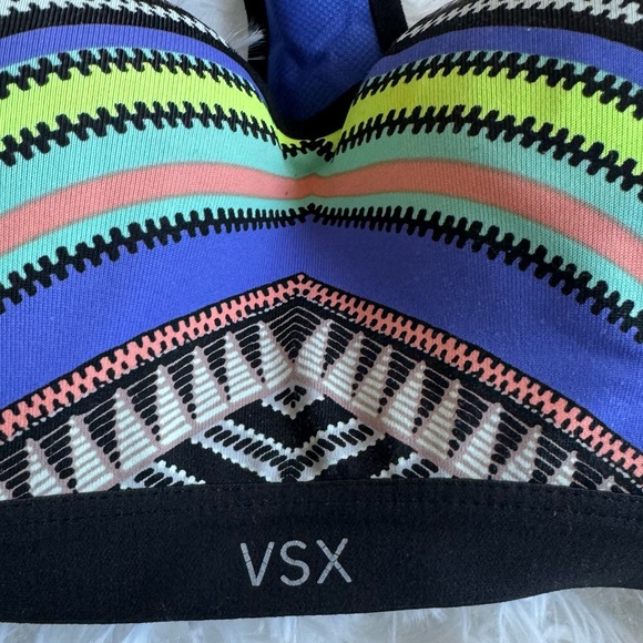 Victoria's Secret VSX Incredible Sports Bra Purple
Size 34 B - Picture 3 of 7